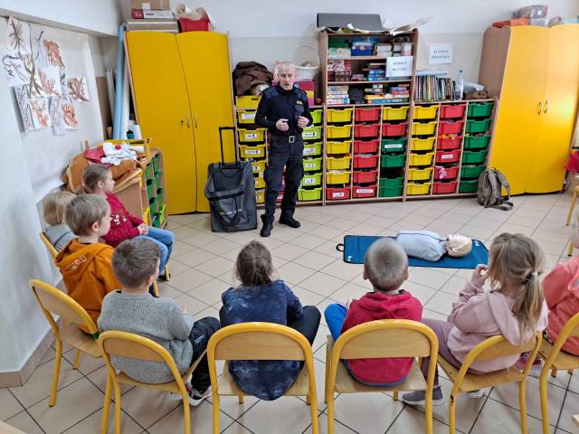  Tyscy strażnicy uczą dzieci pierwszej pomocy 