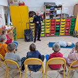  Tyscy strażnicy uczą dzieci pierwszej pomocy 