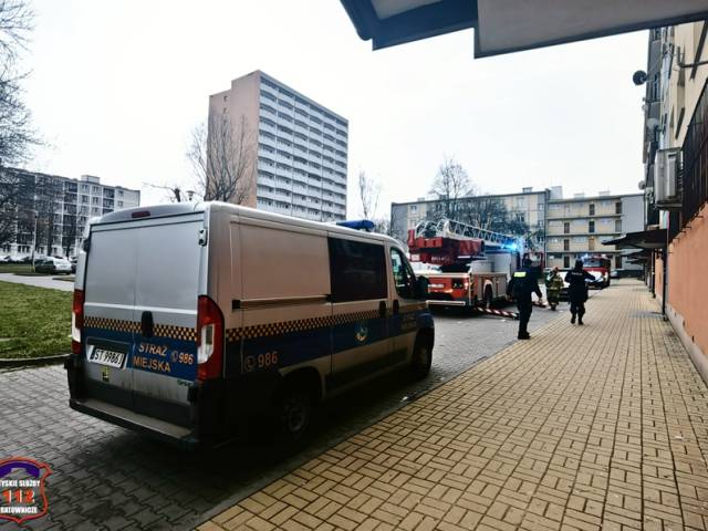 Interwencja służb ratunkowych w budynku przy ul. Grota Roweckiego 